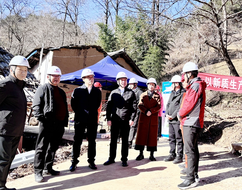 屈永安一行深入陜西地礦綜合隊(duì)山陽(yáng)縣銀洞溝重晶石礦普查項(xiàng)目檢查指導(dǎo)工作